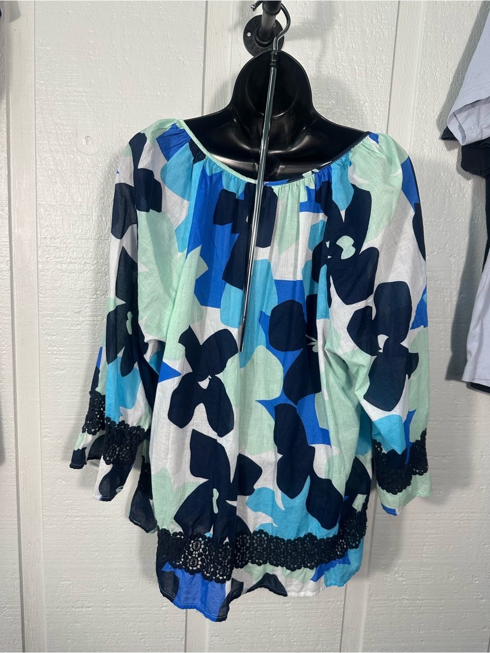 Crown & Ivy Geometric Print 3/4 Sleeve Top Size 2x EUC - Picture 6 of 7